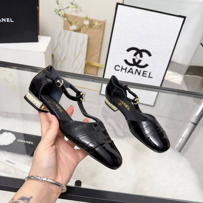 CC 26s Flat Sandals Black Cowhide Patent Leather 183576