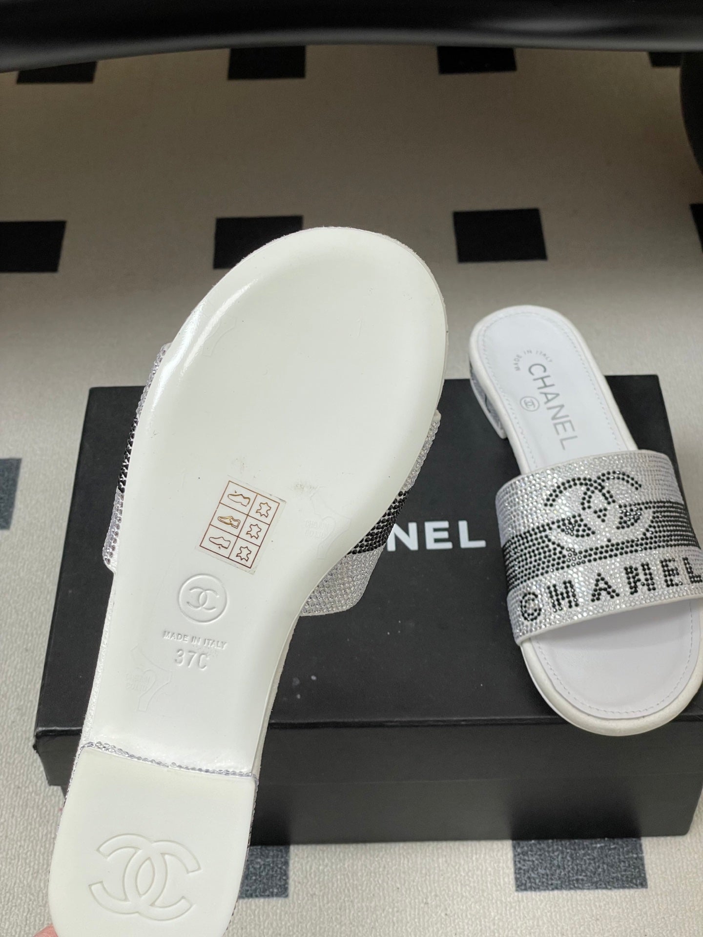 CC 26s Flat Sandals White Gray Sheepskin Rhinestones 649515
