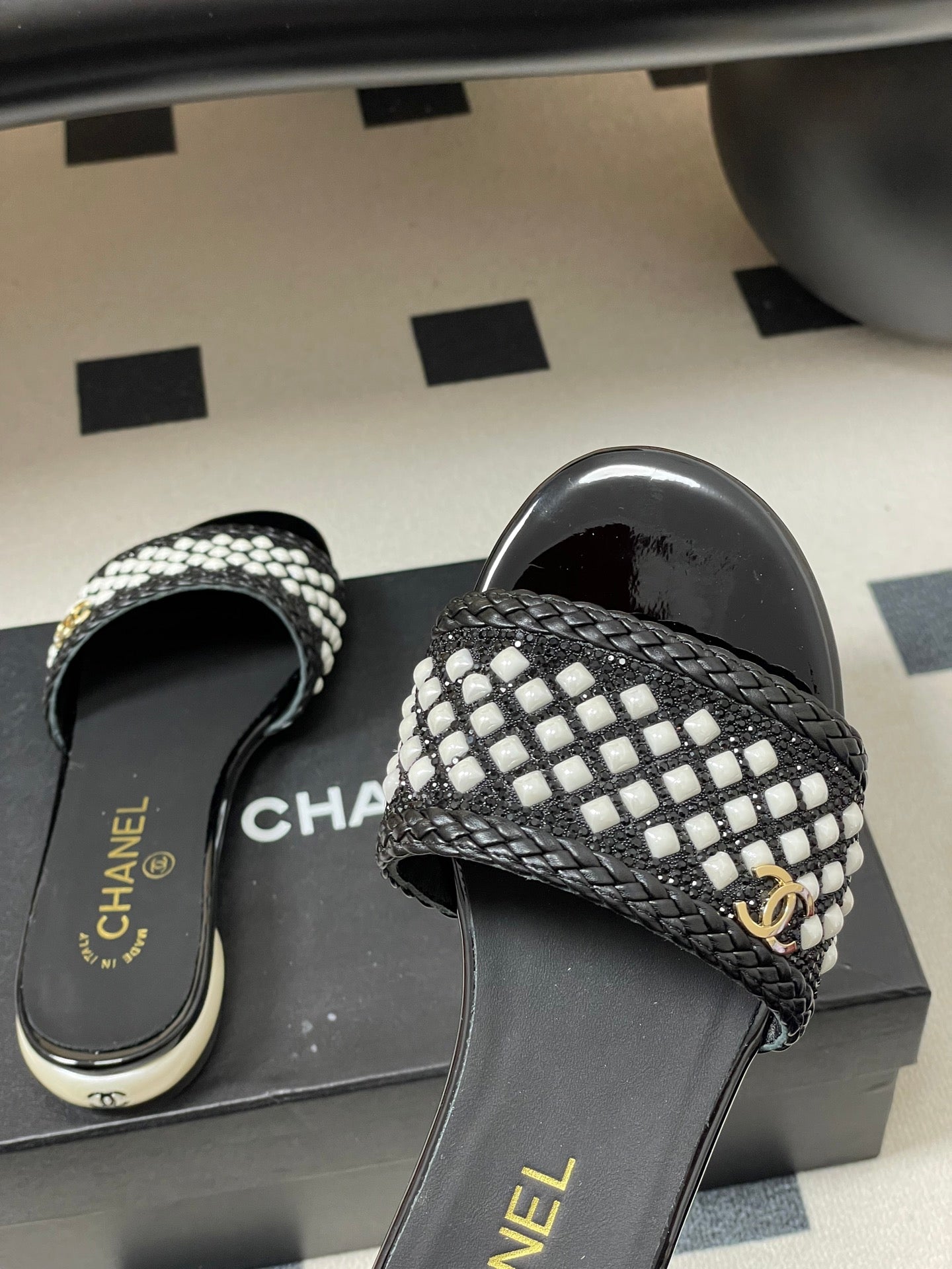 CC 26s Pearl Flat Sandals Black White Patent Leather 649543