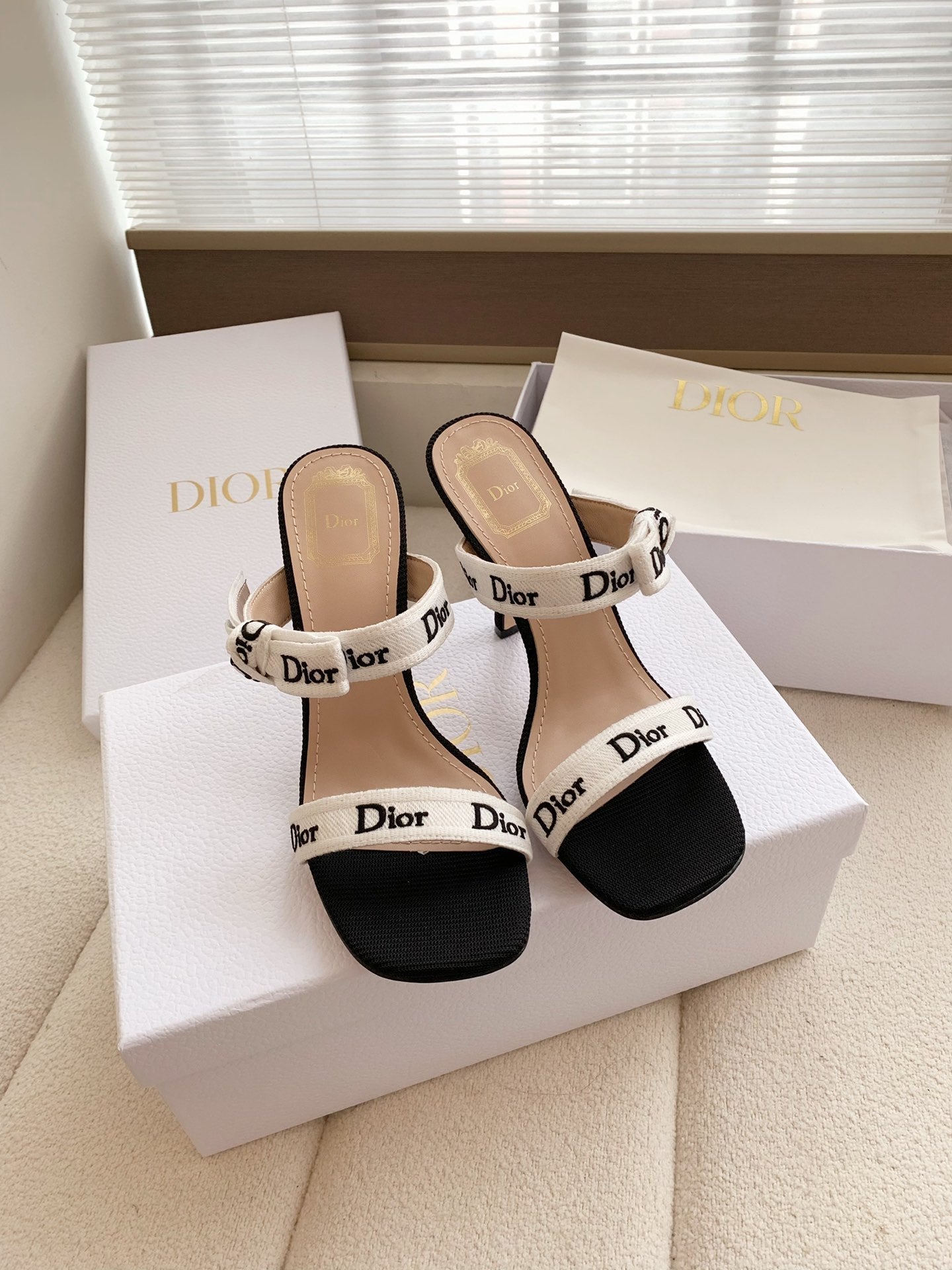 CD 26s High Heel Sandal 100 White Black Canvas Sheepskin  664180